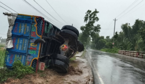চট্টগ্রাম-কক্সবাজার মহাসড়কের লোহাগাড়ায় মালবাহী ট্রাক নিয়ন্ত্রণ হারিয়ে দুর্ঘটনা